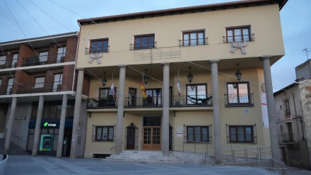 BALTANÁS (PALENCIA), 25/12/2025.- Un niño de 12 años ha fallecido este jueves en una vivienda del municipio palentino de Baltanás, al parecer por una intoxicación por inhalación de monóxido de carbono, que también ha afectado a su padre de 33 años, a la pareja de este, de 21 años, y a la hija de ambos, de dos años, todos ellos de nacionalidad peruana. El Servicio de Emergencias 112 de Castilla y León ha comunicado la muerte del menor de edad, mientras que el padre había sido evacuado inconsciente y en estado crítico al hospital de Valdecilla de Santander, según ha explicado la Subdelegación del Gobierno en Palencia, que inicialmente comunicó que había fallecido. EFE/ Xavi Ramos