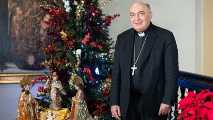 R1 / MD local / 23 dic'25Tan solo 24 horas para la Noche más bonita del año. A estas horas, los mercados municipales son un bullicio.Los de la capital en Valencia y los de cualquier localidad de la provincia.Una cena especial que se da en un contexto de subida generalizada de precios, pero que tiene talk tradición, que quien más y quien menos se estira, y ya recortará en otro sitio.Son los malabares que toca hacer cuando la economía doméstica no llega holgadamente y hay que repensar los gastos una y otra vez.Y eso mismo se traslada a la forma de gestionar los presupuestos de cualquier institución. Hay que saber con qué ingresos vas a contar, cuales son los gastos impepinables y qué margen de maniobra disponemos para gastar el resto, si es que hay resto.Son los presupuestos anuales. De ahí, la tranquilidad del ayuntamientos de Valencia que esta misma semana ha logrado luz verde para aprobar los suyos.En la primera entrevista que concede la responsable de la hacienda de la ciudad de Valencia, la concejal Mª José Ferrer Sansegundo, ha puesto en valor que se tengan claras unas cuentas en tiempos en los que no es nada fácil ya que muchos de los gobiernos están en minoría, y toca negociar cada partida:CORTEVivienda, seguridad y limpieza son los grandes objetivos de unas cuentas que superan los 1.250 millones de euros.Buenas tardes, es Martes, es 23 de Diciembre,  ... y escuchas el Mediodía Cope en Valencia y provincia.En seguida ... pero antes … vistazo al cielo y a las carreteras. -SINTONIA TIEMPO-Para esta tarde cielo nuboso, sin descartar precipitaciones dispersas. Las temperaturas suben ligeramente, aunque siguen siendo frescas.Ahora mismo, …º en Valencia capital y la máxima de la provincia la marca …. con ….ºPara mañana, día de Nochebuena, se esperan chubascos en el litoral del sur de Valencia la primera mitad del día.Las temperaturas con pocos cambios-SINTONIA TRÁFICO- Repasamos cómo está la situación a estas horas, Dirección General de Tráfico, … :CORTEreapertura del Pont NouA partir de esta tarde los vecinos y vecinas del municipio ya pueden cruzar a pie o en transporte por este puente que atraviesa el barranco del PoyoEs el primer puente que abre en la localidad de los tres que ejecuta el Ministerio de TransportesDos y …, enseguida entramos en materia.-GOLPE-Un apunte del topónimo de la ciudad de Valencia.El acuerdo municipal para la doble denominación valenciana y castellana y con acento cerrado en el caso de la denominación valenciana ya está lista para su aprobación por parte del gobierno de la Generalitat.Esta mañana, la alcaldesa María José Catalá, insistía que no es un tema menor porque afecta directamente a la identidad, y que es importante que se escriba como toda la vida lo han pronunciado los valencianos:CORTEUna cuestión que ha abordado durante la visita a las obras de Perez Galdós, una de las principales artéreas de la ciudad, 56.000 vehículos transitan cada día, y que va a estar cortada al tráfico hasta verano.CORTEDesde hoy se abre ya temporalmente el primer tramo, entre Giorgeta y la calle Albacete. La normalidad llegará a la vuelta del verano. De momento, se van cumpliendo las fechas:CORTEEn los sucesos, una accidente laboral mortal y varios incendios -menos mal- sin víctimas.Por un lado, un trabajador de 52 años fallecido tras sufrir un accidente laboral en Albal. El operario cayó desde unos diez metros de altura tras ceder un tragaluz cuando estaba revisando el sistema de aire acondicionado de una nave industrial.Y luego los incendios. En el primero, cuatro personas resultaban heridas leves por inhalación de humo y quemaduras tras arder su vivienda en la calle Rodríguez de Cepeda de Valencia.Y en Torrent, esta mañana, una madre y dos hijos, han sido rescatados por la Policía Local y un vecino. Además, bajo la vivienda hay una escuela infantil que ha sido evacuada y los niños trasladados preventivamente.Por otro lado, te cuento que la Policía Nacional ha detenido esta pasada madrugada en Valencia a un hombre de 45 años acusado de haber incendiado de forma intencionada 18 contenedores urbanos y de causar daños en 32 vehículos y en tres edificios.Los hechos se han producido alrededor de las 4:30 horas en la calle Jerónima Galés, cercana a la Cruz Cubierta, y han sido los vecinos quienes han alertado al 091.-HORA y GOLPE-Más cosas. Para los padres que no puedan librar y tampoco tenga una red familiar accesible, las vacaciones escolares son un quebradero de cabeza. Si encima la economía doméstica va justita, peligra incluso que los peques de la casa hagan las comidas que toca.Por eso, desde hace ya 10 años, el colegio diocesano Santiago Apòstol del Cabanyal abre sus puertas en Navidad para atender sus alumnos pero también a cualquier niño del barrio que lo necesite.Gracias al apoyo económico de Cáritas Valencia, ofrecen talleres, actividades de refuerzo educativo, actividades deportivas, de ocio, y -por supuesto- servicio de desayuno y comedor.Jordi Bosch es el director del colegio:CORTE Este año participan más de 50 niños. Algo parecido se repite en los periodos vacacionales de Semana Santa y en verano.Y a las … tiempo para el deporte (entra SINTO DXTs)Pendientes de cuando llega el nuevo entrenador del Levante que debe enderezar al equipo cuanto antes. Ivan herraiz(entra IH)Y acabamos hoy con la historia dos ángeles. Una es Lola (pongamos por caso porque es un nombre ficticio). Es un bebé con síndrome de Down.El otro Angel se llama Marta y este sí es su nombre real.Es voluntaria de la asociación "Mamás en Acción", una ONG que acompaña a menores sin familia en los hospitales. Y es allí, haciendo uno de sus turnos cuando conoció a Lola. Estaba sola, esperaba una operación de corazón y lo que iba a ser un acompañamiento puntual se fue transformando con el tiempo porque hubo flechazoCORTEEl corazón de Marta quedó tocado, y encima, la proximidad de las Navidades, hizo el resto:CORTEEsa convivencia que iba a ser temporal dio paso a una relación más estable. Porque ante la falta de familias disponibles Marta decidió que se hacía cargo y -previa consulta con los suyos- se convirtió en familia de acogida.En la actualidad se encuentran en un trámite de acogimiento.Ocurre que a raíz de esta adopción, Marta, que ya era una persona implicada, se ha dado cuenta de una laguna en estos procesos. Y es que cuando los menores adoptados alcanzan la mayoría de edad, siguen recibiendo ayudas del Estado pero pierden esa red familiar que ningún estado puede suplir.Y por eso se anima a fundar otra ONG: "Brothers for Life"con la que ayudar a los jóvenes ex-tutelados que no tienen un referente que les apoye en la transición a la vida adulta:CORTEEs todo, que pasen buena tarde. Sigues en COPE-SALIDA-Escuchas MEDIODÍA COPE.  Seguimos contándote todo lo que te interesa con Pilar García de la Granja”---La Concejalía de Emprendimiento del Ayuntamiento de València ha aprobado un total de 431 ayudas a trabajadores y trabajadoras autónomas dentro de la convocatoria municipal 'Primeros Pasos 2025'. Una subvención destinada a favorecer la continuidad de la actividad emprendedora y aliviar las dificultades económicas derivadas del nacimiento o adopción de hijos.En total, el consistorio ha destinado 502.200 euros, con ayudas que oscilan entre 1.000 y 3.600 euros, en función del número de hijos. ----La Ciutat de les Arts i les Ciències amplía horarios y actividades durante las fiestas navideñas hasta el 6 de enero, excepto el 25 de diciembre en el que el Museu de les Ciències permanecerá cerrado al igual que l'Hemisfèric. La programación especial incluye el tradicional mercado navideño, en el Paseo de Arbotantes del Umbracle, con más de 50 puestos de artesanía típica en estas fechas, piezas de belenes, actividades y talleres infantiles, además de una amplia oferta gastronómica.---El Banco de Alimentos ha hecho este mediodía un reparto de regalos de Navidad dirigido a alrededor de 430 niños afectados por la dana que mensualmente son beneficiarias de la ayuda alimentaria dentro del programa 'PobleXPoble'.Estas familias ya han recibido un reparto especial de alimentos, que incluía productos navideños, así como tarjetas regalo de cadenas de supermercados con un saldo de 50 euros, destinadas a facilitar completar la lista de la compra de productos frescos y de primera necesidad durante estas fechas.---Ford Almussafes cierra 2025 con la peor producción en 50 años y espera bajar aún más en 2026La planta valenciana termina el año con 98.500 vehículos y prevé caer a 90.000 unidades el año que vieneEs la peor cifra de la planta valenciana desde que comenzó su andadura en octubre 1976. Y es que en unos años se ha pasado de fabricar cinco modelos a uno solo.Todos los ojos se fijan en 2027, fecha en la que debería entrar en Almussafes un nuevo modelo híbrido.mensaje de navidad arzobispo Benavent