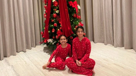 Las hijas de Mo Salah posan con el árbol de Navidad en la casa del delantero en Inglaterra.