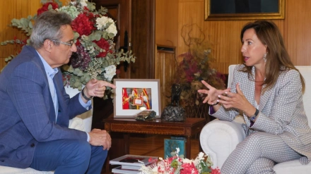 El portavoz de VOX Julio Calvo y la alcaldesa Natalia Chueca.