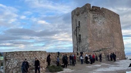 Inmigrantes junto a la Torre de Cope en Águilas tras llegar en patera, en una imagen de la Policía Local