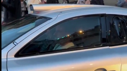 Fernando Alonso y Melissa Jiménez pasean por Mónaco en su flamante Mercedes.