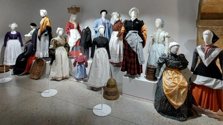 Exposición de trajes de baserritarra en Jantziaren Zentroa