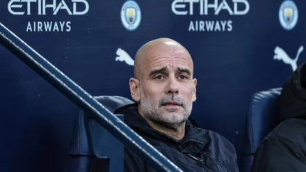 Pep Guardiola en el banquillo del Etihad Stadium durante un partido