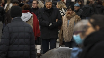 Cientos de personas pasean por el centro de Madrid en un día de Navidad muy frío en casi toda España