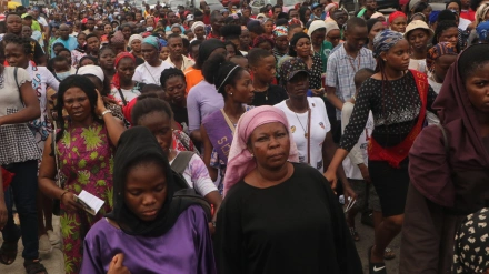 Fieles católicos en el área de Ikeja de Lagos, representando a Jesucristo, representan la crucifixión y muerte de Jesucristo en conmemoración del Viernes Santo.
