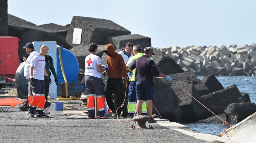 Los equipos sanitarios atienden a varios migrantes en el puerto de La Restinga en El Hierro, Santa Cruz de Tenerife