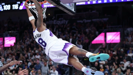 Brice Sensabaugh realiza un mate durante el partido ante los Detroit Pistons.