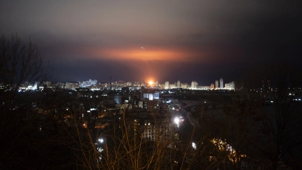 El cielo sobre Kiev, Ucrania, se ilumina cuando un dron ruso detona al impactar durante un ataque a gran escala.