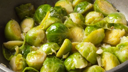 Coles de Bruselas fritas en sartén