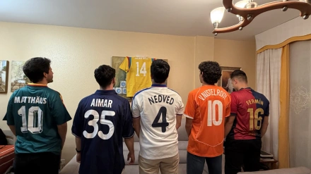 Jesús Vallejo y sus amigos posan con las camisetas del amigo invisible navideño.