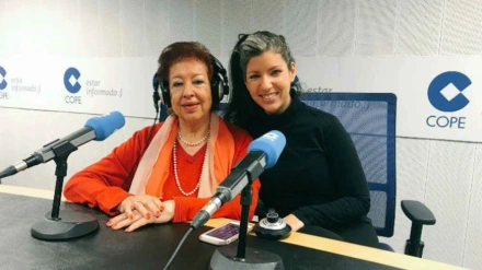 Amelia del Castillo y Gemma Santos en un estudio de la Cadena COPE