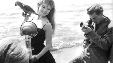 La actriz y cantante francesa Brigitte Bardot es fotografiada con un loro en la mano en la playa durante el Festival de Cine de Cannes.