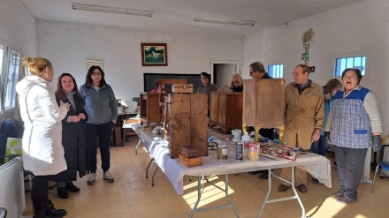 Veciños do Burgo rematando o curso de restauración de mobles