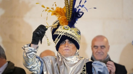 Heraldo real con las llaves de Sevilla tras su recorrido por el casco histórico de Sevilla en 2024