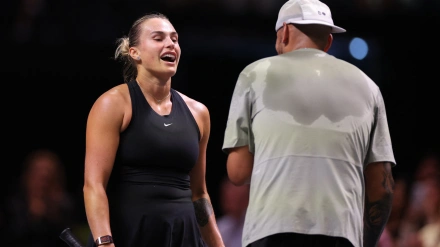 Sabalenka y Kyrgios se saludan en la red tras la exhibición de la Batalla de los Sexos.