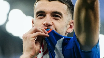 Joan García se besa el escudo del Espanyol, semanas antes de irse al Barcelona.