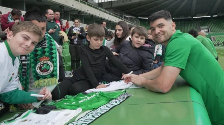 Aldasoro firma autógrafos a varios aficionados del Racing