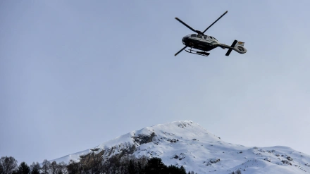 Un helicoptero sobrevuela la zona del accidente producido por un alud en la ladera oeste del pico Tablato, en el entorno del Balneario de Panticosa, en el Pirineo de Huesca