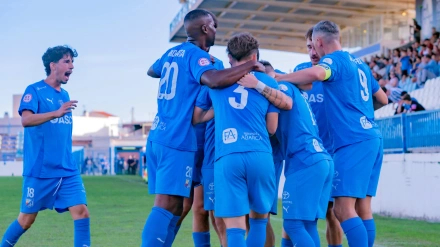 Los jugadores del CF Motril festejando la consecución de un gol