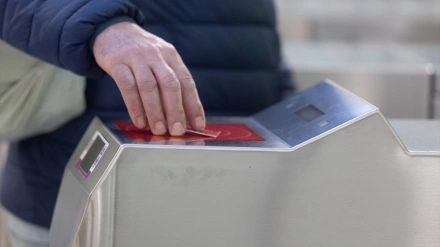 Una persona valida su billete en la estación de Chamartín
