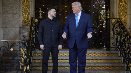 El presidente de Estados Unidos, Donald Trump (derecha), se reúne con el presidente ucraniano, Volodymyr Zelensky (izquierda), en Florida, EE. UU.