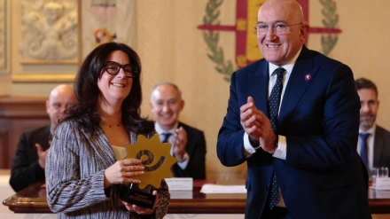 Almudena Sevilla recoge su trofeo en el Ayuntamiento de Valladolid de manos del alcalde, Jesús Julio Carnero