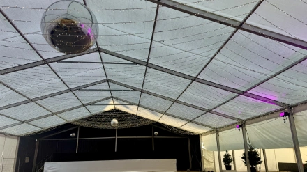 Interior de la carpa que acogerá la fiesta de fin de año en la plaza de Galicia