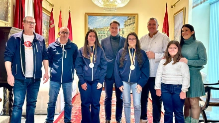 Fulgencio Gil, alcalde de Lorca y miembros del equipo de gobierno, recibiendo a los integrantes del Club Judo Lorca