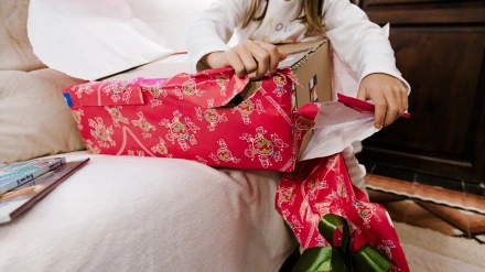 Niños abren sus regalos de Navidad