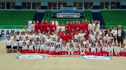 Foto de familia de participantes, ediles y organizadores
