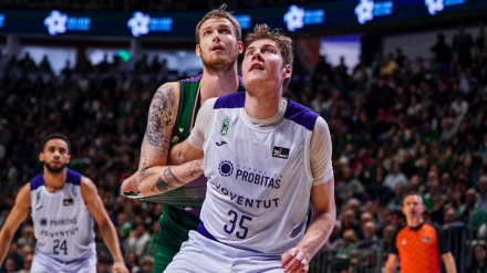 (105-83) El Unicaja pasa por encima del Joventut en una exhibición desde la línea de tres puntos
