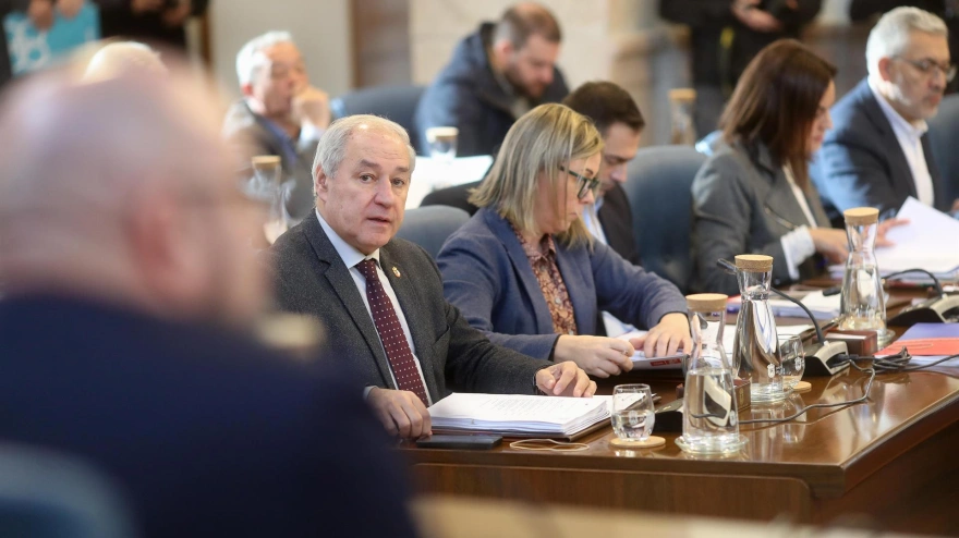 Tomé, en primera fila, junto al PSOE