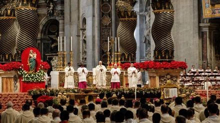 Vatican City (Vatican City State (Holy See)), 01/01/2026.- Pope Leo XIV (C) presides over the New Year's Day Mass in St. Peter's Basilica, Vatican City, 01 January 2026. (Papa) EFE/EPA/GIUSEPPE LAMI