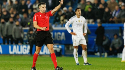 El colegiado García Verdura, durante el Alavés-Real Madrid