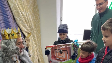 Reparto de juguetes en Provida Almendralejo