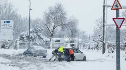 Coche atascado en una calle por la borrasca Filomena