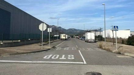 Imagen del polígono industrial de la Sénia, donde se desarrolla desde la noche de Fin de Año, la fiesta rave con 1.000 asistentes