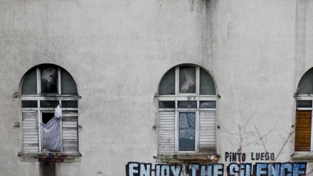 GRAFCAV7403. SAN SEBASTIAN (ESPAÑA), 04/12/2025.- El desalojo del antiguo instituto okupado en el barrio donostiarra de Martutene en el que, según algunos colectivos sociales, residían 111 personas, ha comenzado este jueves en medio de un fuerte despliegue policial. EFE/Juan Herrero