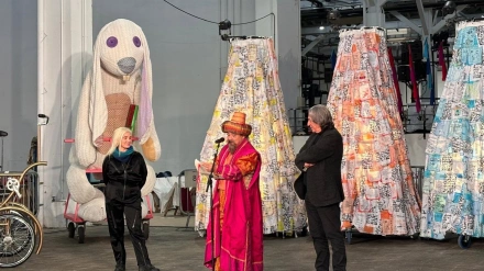 El paje Gregori junto al concejal Xavier Marcé y la directora de la Cabalgata Barbarana PonsLos Reyes Magos llegarán este lunes al Portal de la Pau de Barcelona a bordo de las Golondrinas, las clásicas embarcaciones del Puerto, donde serán recibidos por el alcalde, Jaume Collboni, lo que dará inicio a la Cabalgata, que contará con un espectáculo renovado.POLITICA