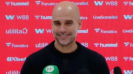 Pep Guardiola, sonriente, en rueda de prensa