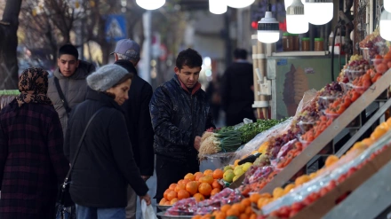 Los iraníes van de compras a un mercado en Teherán.