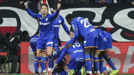 El Getafe celebra el gol de Arambarri