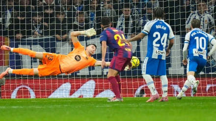 Intervención de Joan García durante el Espanyol - Barcelona de LaLiga