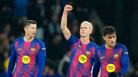 Dani Olmo celebra el primer gol del Barcelona en Cornellá