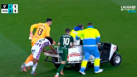 Tres jugadores se ven obligados a empujar el carrito de enfermería durante el Valladolid-Racing