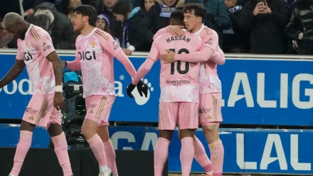 El Real Oviedo festeja el gol de Fede Viñas en Mendizorroza