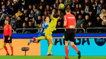 Un lance del juego durante el Deportivo - Cádiz