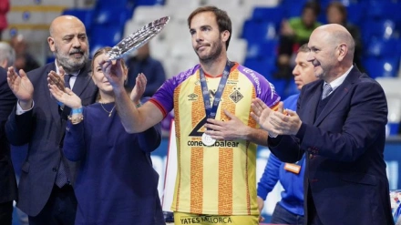 Carlos Barrón recoge el trofeo de subcampeón de la Supercopa para el Palma