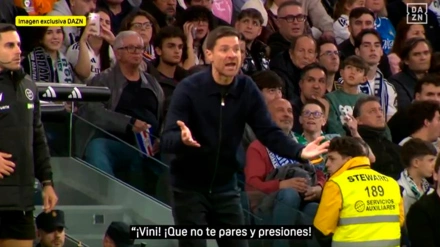Xabi Alonso da instrucciones a Vinicius desde el banquillo durante el Real Madrid - Betis, como captaron las cámaras de Dazn